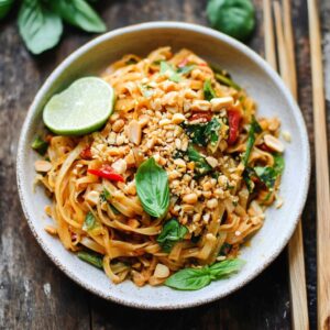 Vegetarisches Regenbogen Pad Thai mit Erdnüssen und Basilikum